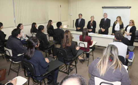 Funcionario de la Dirección General de Recursos Humanos de la CSJ, instruyendo sobre la metodología del examen