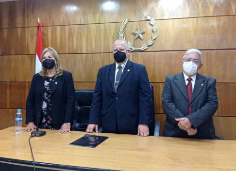Presencia del ministro Luis María Benítez Riera en acto de juramento de nuevos abogados en Circunscripción Judicial de Ñeembucú.