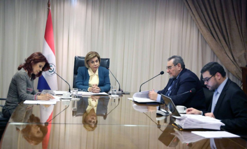 La reunión fue presidida por la ministra Gladys Bareiro de Módica y participaron los ministros Antonio Fretes y Miryam Peña Candia.