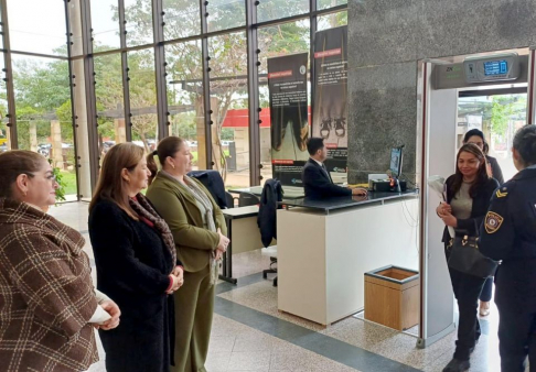 Palacio de Justicia de Pilar: implementaron sistema de arco detector de metales para reforzar la seguridad institucional.