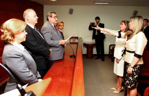 Las juezas Mesalina Fernández y Edith Coronel prestaron juramento ante los ministros de la Corte Suprema de Justicia, encabezado por el presidente, doctor Antonio Fretes.