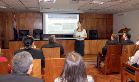 La directora de Tecnología de la Información y las Comunicaciones de la Corte Suprema de Justicia, licenciada Julia Centurión, durante la charla donde dio a conocer detalles de la nueva herramienta de gestión.