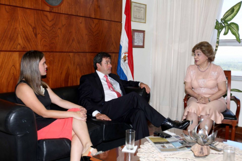 La ministra de la Corte Suprema de Justicia, doctora Gladys Ester Bareiro de Módica junto al abogado Juan Carlos Cuesta y la doctora Gabriela Talavera directora de la Dirección de Derechos de la Propiedad Intelectual. 