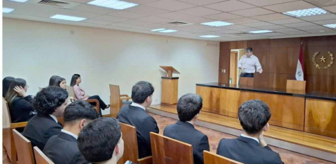 Estudiantes de Derecho de la UC visitaron el Palacio de Justicia de Asunción.