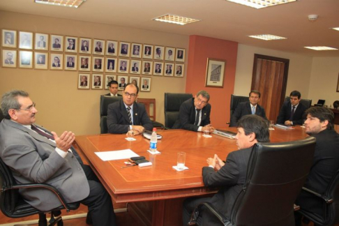 El presidente de la Corte Suprema de Justicia, doctor Antonio Fretes, durante la reunión con los representantes del Colegio de Abogados.