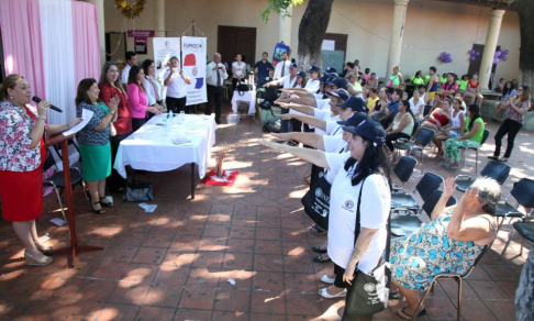 La jueza de Paz de Villa Morra, profesora Elvira Franco, tomando juramento a las facilitadoras