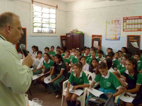 Durante la charla, el juez Alipio Orella instruyó a los escolares.