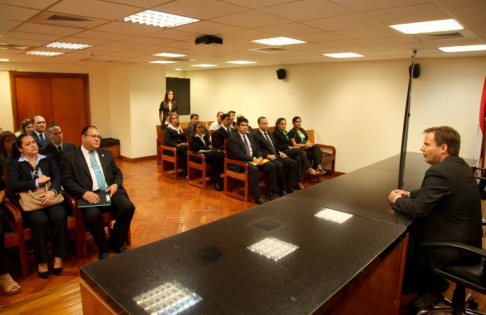 El camarista Alberto Martínez Simón conversando con los estudiantes.