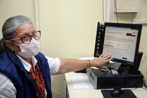 La responsable de la Oficina de Informaciones Judiciales, Blanca Giménez, indicando el portal web donde los usuarios pueden tramitar sus antecedentes penales, judiciales y crediticios.