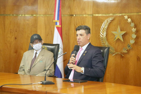 El ministro Ríos Ojeda destacó la importancia de que jueces, fiscales y defensores públicos utilicen el idioma guaraní en el ejercicio de sus funciones, a fin de brindar atención en ambos idiomas.