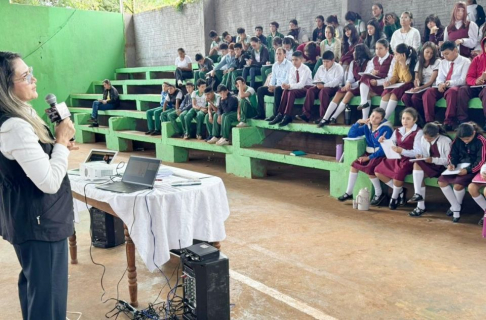 La actividad estuvo a cargo de la jueza de Paz de la localidad, abogada Diana Jara, quien expuso acerca del funcionamiento del sistema judicial.