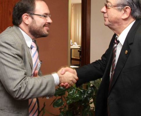 El presidente de la Corte saluda al consejero de comunicación de la Unesco, Guilherme Canela.