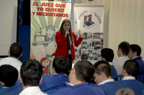 La jueza penal de la adolescencia Edith Coronel insta a los alumnos a no cometer hechos que los conduzcan a enfrentar procesos penales.