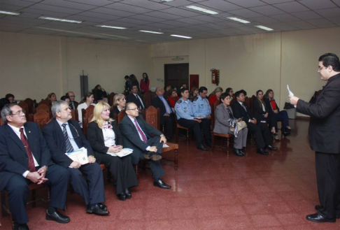 Momento en que Jim Zaracho expuso en el jornada de Hablemos de Justicia