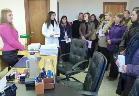 La jueza penal de la niñez y adolescencia, Edith Coronel recibió en su despacho a los universitarios.