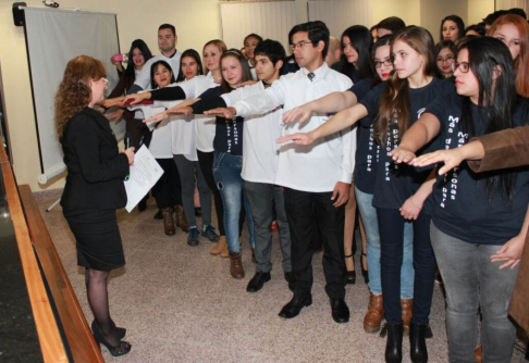 Los 60 estudiantes juraron como facilitadores ante la jueza de Paz de Encarnación, Celia Jacobs.