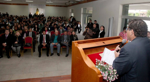 El presidente de la Circunscripción Judicial de Presidente Rutherford B. Hayes, abogado Darío Teófilo Estigarribia Cáceres dando apertura al Primer Conversatorio Judicial sobre el Área Penal  Chaco Paraguayo.