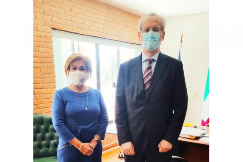 Ministra Gladys Bareiro junto al embajador Paolo Campanini.