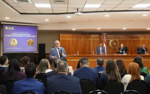 Disertación a cargo del Prof. Dr. Jordi Ferrer Beltrán, de la Universidad de Girona (España), y fue moderada por el presidente de la Corte Suprema de Justicia, Prof. Dr. Alberto Martínez Simón.