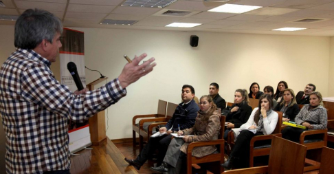 Prosiguen los talleres de capacitación dirigidos a alumnos de Derecho que participan de la competencia interuniversitaria de juicios orales.