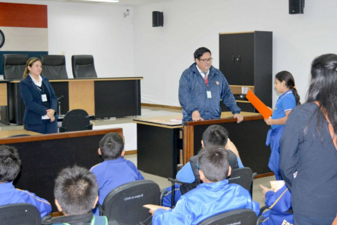 Estudiantes visitaron el Palacio de Justicia de San Juan Bautista, Misiones.