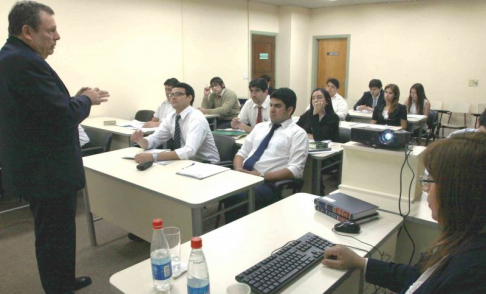 El doctor Hugo Becker fue uno de los encargados de la capacitación durante el curso.