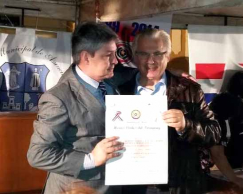 El doctor José Agustín Fernández recibe de manos del doctor Baltazar Garzón el pergamino de reconocimiento para el Museo de la Justicia.