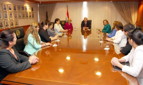 Consejo de Superintendencia en compañía de la comitiva encabezada por la abogada Noyme Yore, titular del Ministerio de la Defensa Pública.