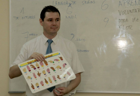 El instructor Ignacio Chávez exponiendo a los funcionarios sobre la importancia del aprendizaje de la lengua de señas.