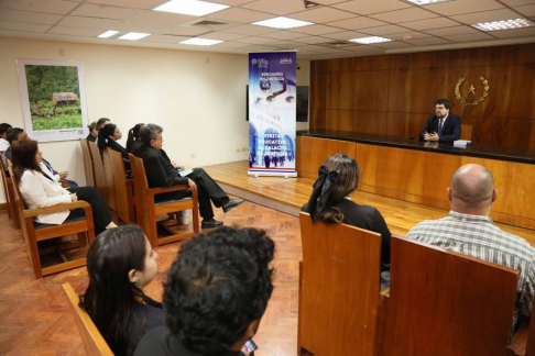 Visita guiada en sede judicial de Asunción a alumnos de la UPE.