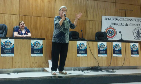 La licenciada Rosa Szarán, informó y puso a consideración de los funcionarios el nuevo modelo de gestión.