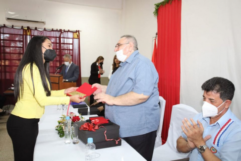 Se realizó la entrega de placas de reconocimiento al ministro Antonio Fretes por los 20 años de la creación de la “Sección Quiindy de la Facultad de Derecho y Ciencias Sociales”.