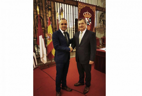 El presidente de la Corte Suprema, Eugenio Jiménez Rolón, en compañía del director de los cursos de posgrado y exdecano, Prof. Pedro José Carrasco Parrilla.