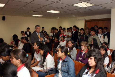 Alumnos se interiorizan sobre estructuras y funciones del Poder Judicial