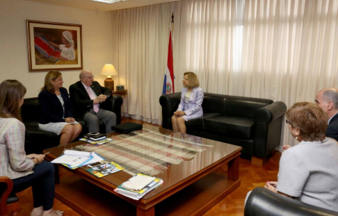 Reunión entre la presidenta de la Corte, doctora Alicia Pucheta de Correa, la directora de DD.HH., Nury Montiel, y representantes de la Universidad Columbia del Paraguay.