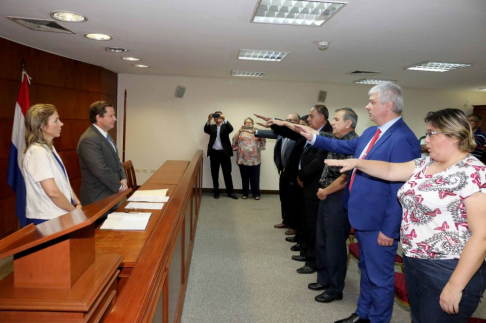 El presidente de la Corte Suprema, tomó juramento a seis naturalizados. 