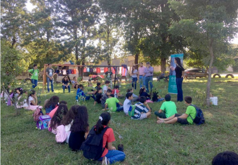 En la Plaza Héroes del Chaco se realizó una jornada de arborización posterior a la charla sobre educación ambiental a cargo de técnicos de la Dirección de Derecho Ambiental de la Corte Suprema de Justicia.
