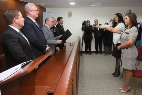 Presidente de la CSJ tomó juramento a nuevas agentes fiscales.