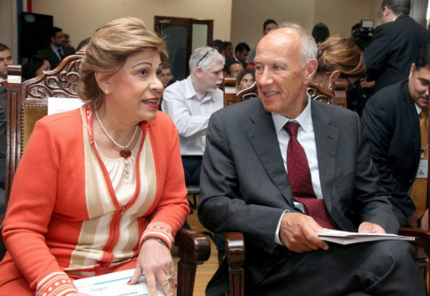 La ministra de la Corte Suprema de Justicia Gladys Bareiro de Módica junto al director general de la Organización Mundial de la Propiedad Intelectual, Dr. Francis Gurry.
