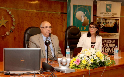 El doctor Carlos González Alfonso disertando sobre “Conflictos en el Proceso Civil”.