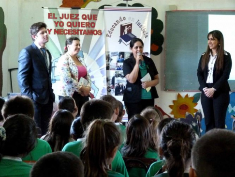 Presentación del Programa Educando en Justicia en compañía del plantel docente.