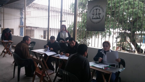 Entrevista a los internos por parte de funcionarios de la Dirección de Supervisión de Justicia y Penitenciarías.