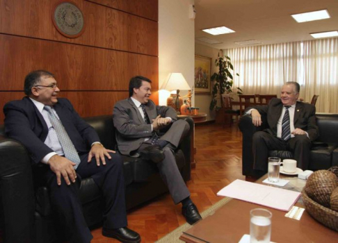 El presidente de la Corte Suprema doctor Víctor Nuñez recibió en su despacho al titular del INDERT, Luis Ortigoza