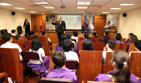 Ministro Luis Maria Benitez Riera dio la bienvenida a los alumnos