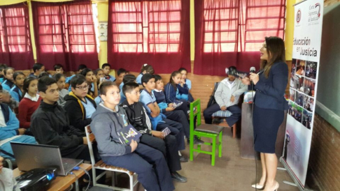 Jueza de la Niñez y Adolescencia Pili Rodríguez, instando a los niños a empoderarse de sus derechos.