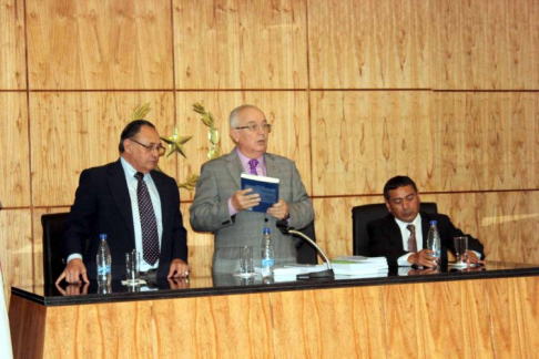 Durante la actividad el ministro Miguel Oscar Bajac hizo entrega de libros.