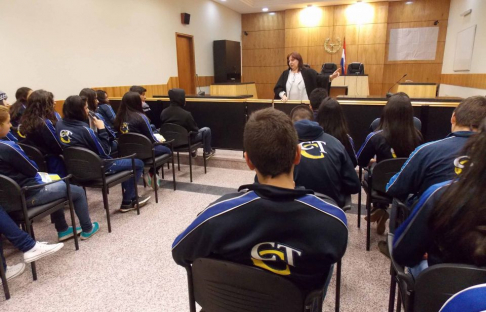 La doctora Carmen Mendoza, vicepresidenta de la Circunscripción de Cordillera, dando la bienvenida al grupo de estudiantes.