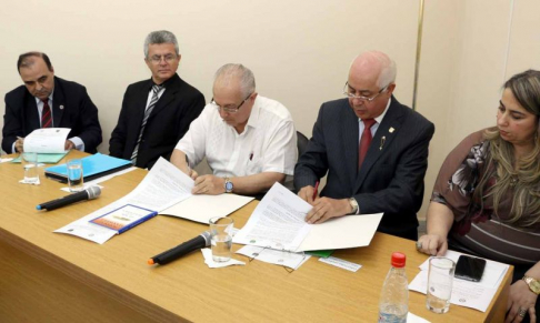 Durante la firma de convenio. 