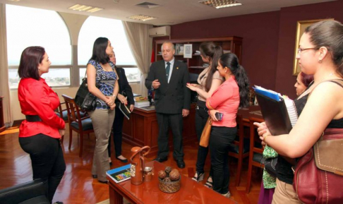 La comitiva fue recibida por el ministro Luis María Benítez Riera.