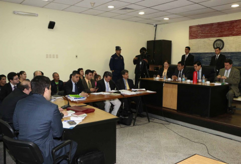 El tribunal y las partes deliberando en el juicio oral del caso Curuguaty.